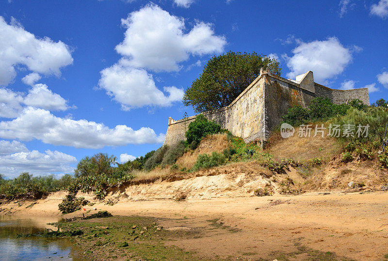 葡萄牙阿尔加维Cacela Velha山上的Cacela堡垒